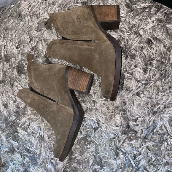 NWOT Bos & Co Belfield Gray Leather Suede Slip On Ankle Heel Boots Sz 39w Green - Picture 6 of 6